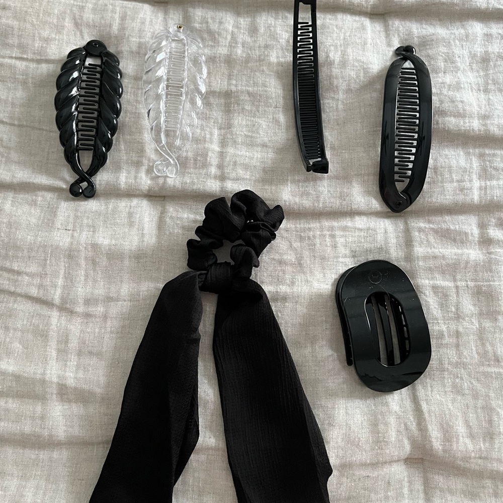 Hair clips and hair tie clear and black.